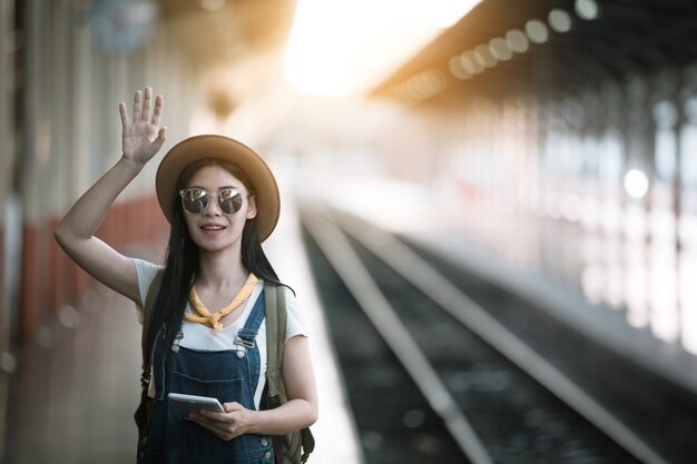 Les femmes voyagent à la gare pour un voyage d&#39;été, des idées de voyage.