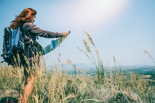 Les femmes voyagent la navigation de carte de montagne de nature