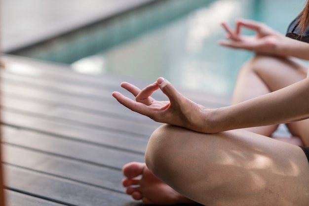 Femmes de yoga assises sur le sol, temps de détente après l'entraînement, femmes de fitness