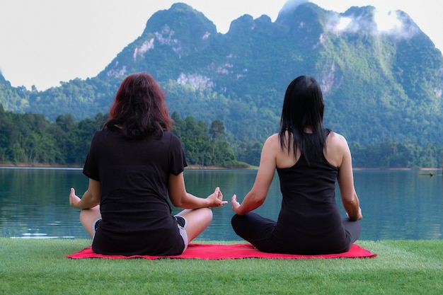 Femmes Yoga - se détendre dans la nature