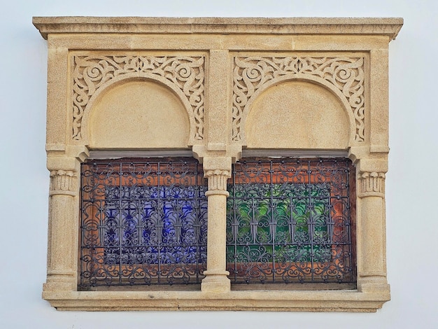 Photo fenêtre avec arches en pierre et vitraux dans la kasbah des oudayas rabat