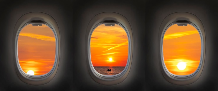 Photo la fenêtre de l'avion avec vue sur le coucher du soleil avec des nuages fantastiques