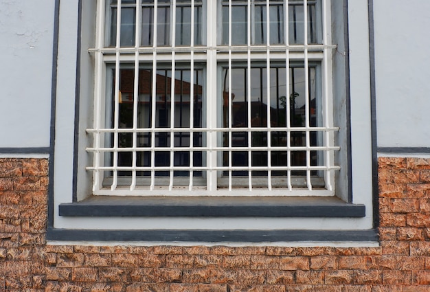 Fenêtre barrée en mur de briques