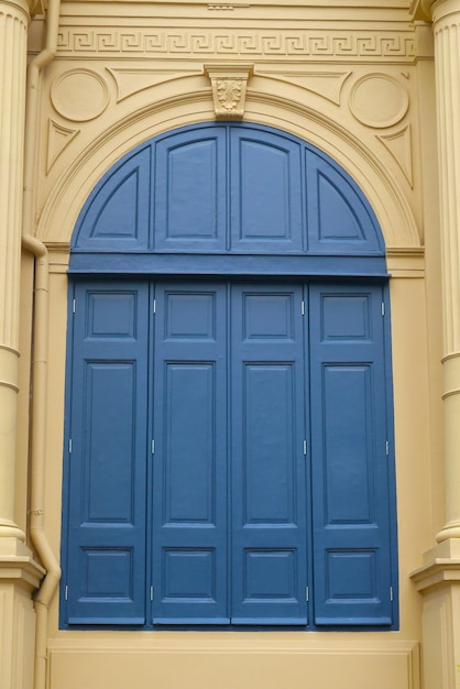 Fenêtre bleue des vieux bâtiments