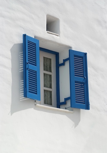 Fenêtre bleue vintage sur le mur blanc