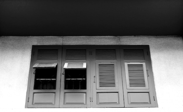 Fenêtre en bois antique au vieux bâtiment en béton