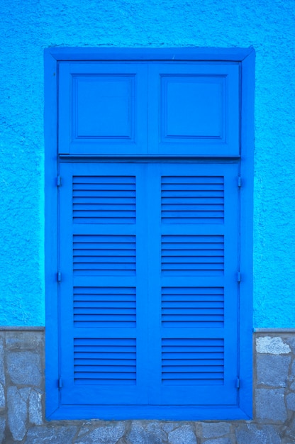 fenêtre en bois bleue. Photographie bleue