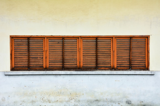 Fenêtre en bois vintage à la gare