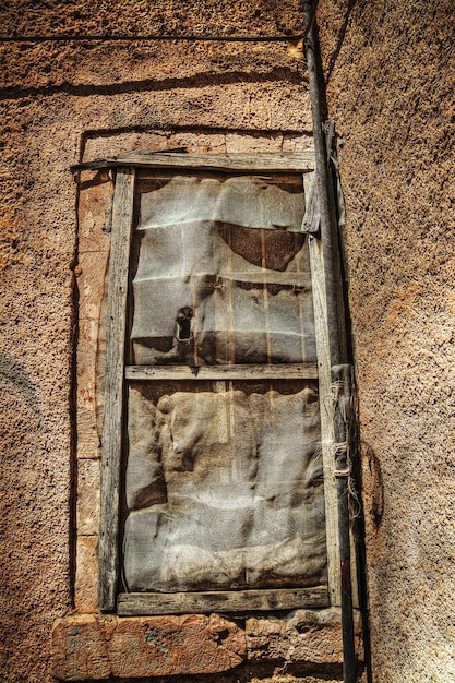 Fenêtre cassée dans un vieux mur en effet de mappage de tons hdr