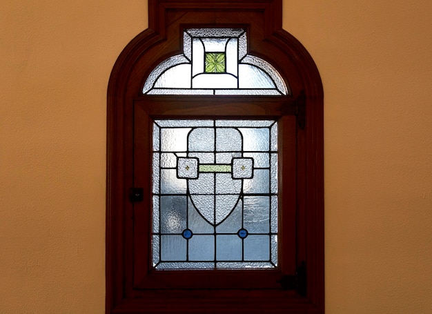 Une fenêtre avec un cœur en verre.