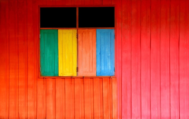 Photo une fenêtre colorée fermée de la maison