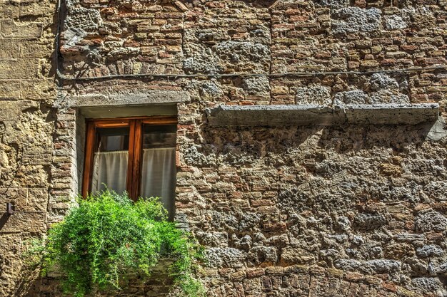 Fenêtre dans une façade rustique à San Gimignano Sardaigne