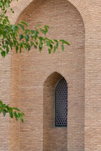Fenêtre dans le mur de briques d'un ancien bâtiment historique d'Asie centrale