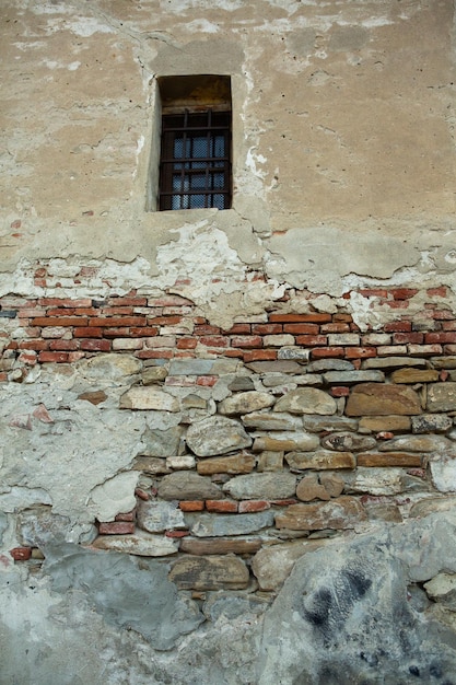 Une fenêtre dans un mur de pierre