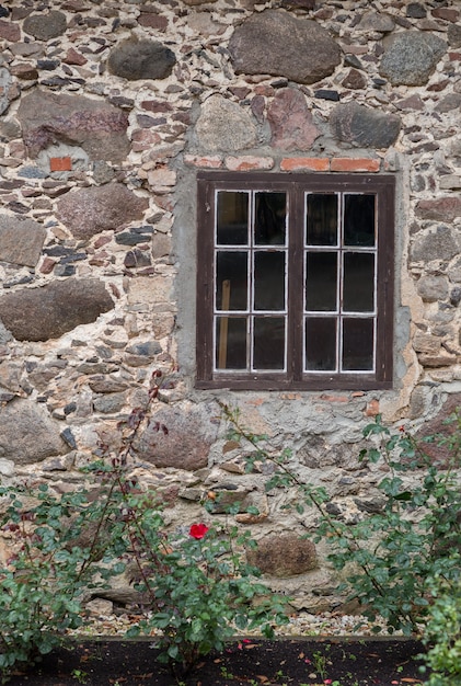 fenêtre dans la vieille maison