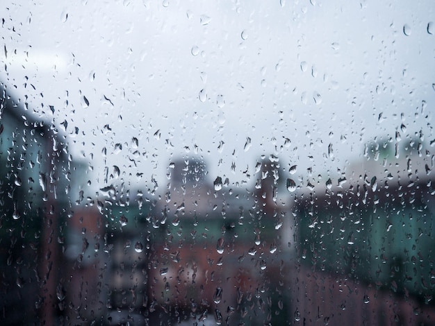 fenêtre dans la ville de pluie