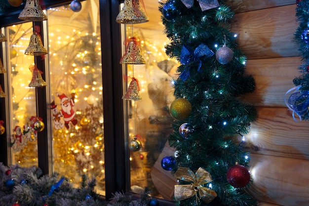 Fenêtre décorée pour Noël et nouvel an