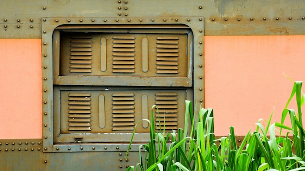 Fenêtre du train à bogie ancien et rouillé