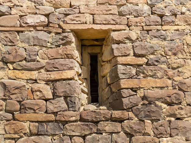 Fenêtre - échappatoire dans le mur de la forteresse en pierre de montagne sauvage