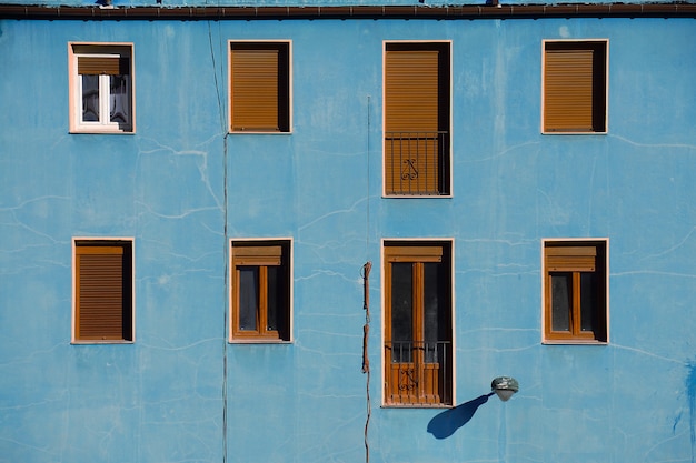 Fenêtre sur la façade du bâtiment bleu dans la rue dans la ville de Bilbao en Espagne