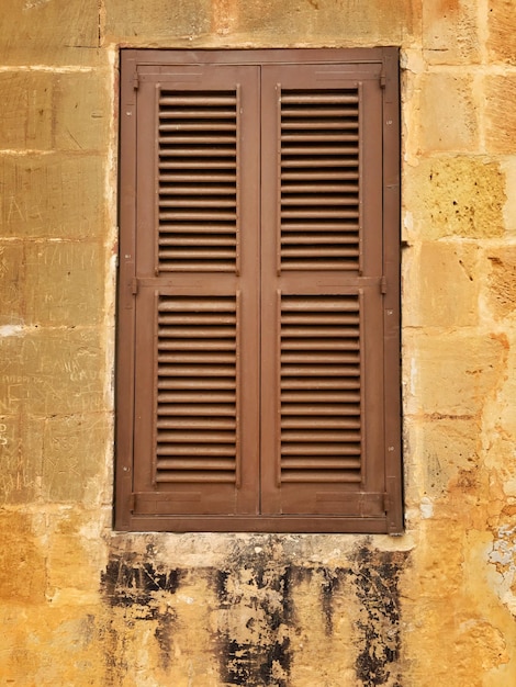 Photo fenêtre fermée sur le mur