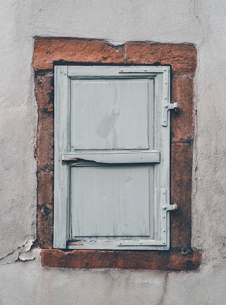 Photo fenêtre fermée d'un vieux bâtiment