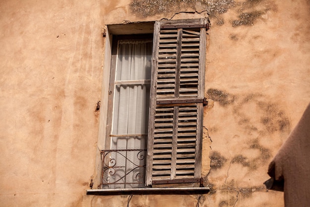 Fenêtre fermée d'un vieux bâtiment