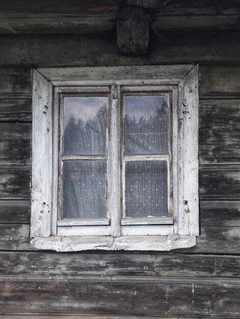 Photo fenêtre fermée d'un vieux bâtiment