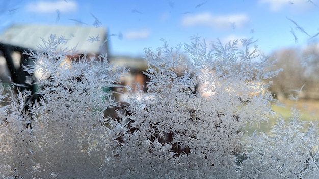 Fenêtre gelée beaux flocons de neige sur la fenêtre