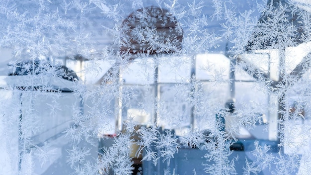 Fenêtre gelée beaux flocons de neige sur la fenêtre