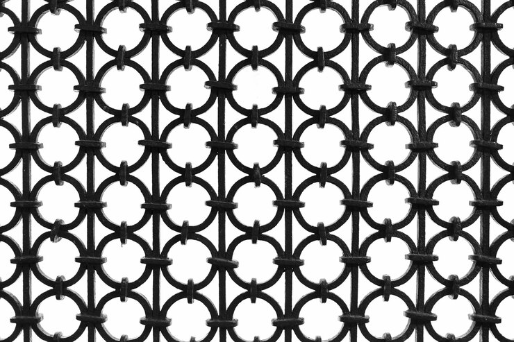Photo fenêtre avec grille métallique avec des cercles forge de grille circulaire sur fond blanc