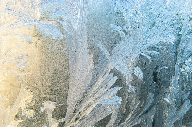 Fenêtre d'hiver congelée avec texture de motif de givre brillant Noël merveille symbole abstrait arrière-plan extrême nord basse température naturelle glace neige sur verre givré temps d'hiver frais en plein air