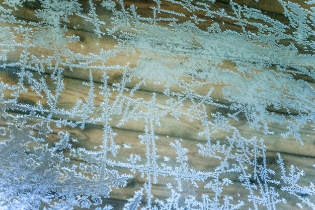 Fenêtre d'hiver gelé avec texture de motif de glace brillante