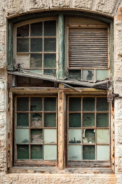 Photo la fenêtre d'une maison abandonnée