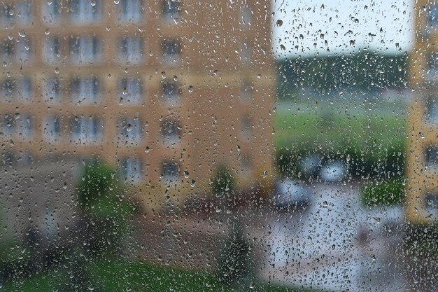 la fenêtre de la maison est couverte de gouttes de pluie