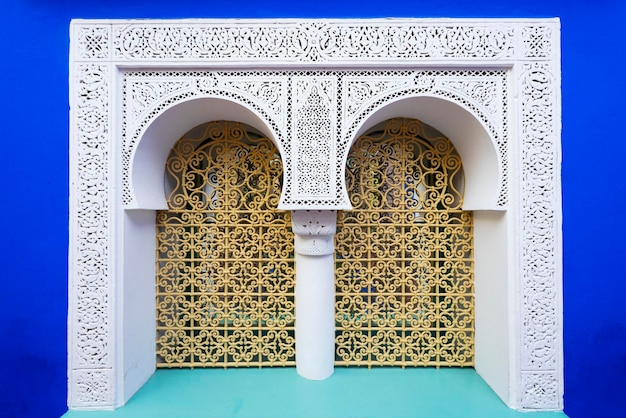 Fenêtre marocaine typique avec mur bleu