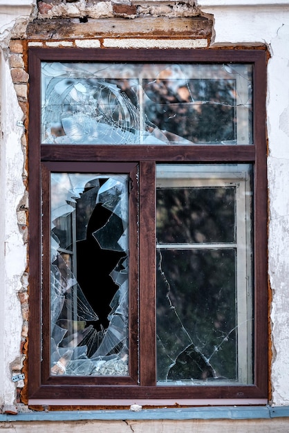 Fenêtre marron avec verre brisé