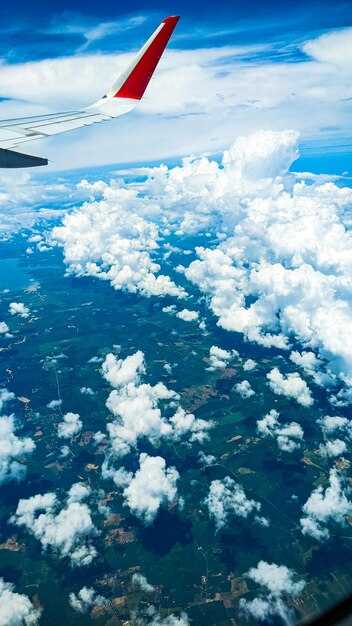 Fenêtre sur le monde Une vue d'en haut Les nuages La Terre vue d'en haut