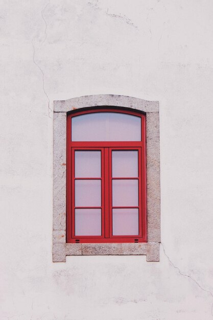 Photo fenêtre sur le mur blanc d'un bâtiment