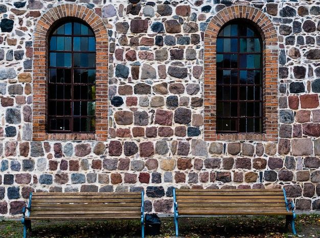 Photo une fenêtre sur un mur de briques