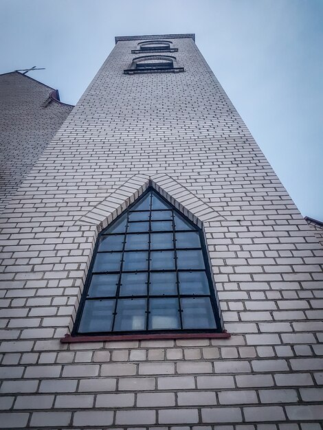 Photo fenêtre sur le mur de l'église catholique