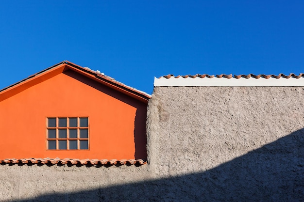 Fenêtre et mur oranges de maison