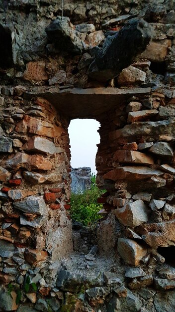 Fenêtre sur le mur de pierre de l'ancien château en ruine