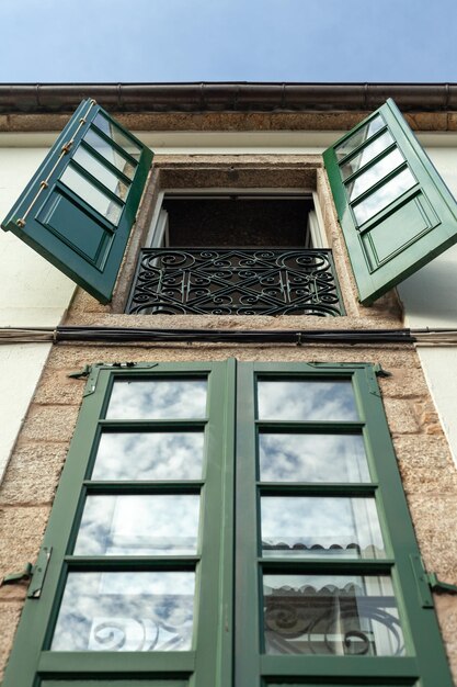 une fenêtre ouverte dans une vieille maison de la ville espagnole de Saint Jacques de Compostelle