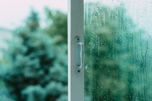 Fenêtre ouverte avec verre après la pluie