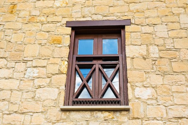 Fenêtre résidentielle moderne. Joli cadre de fenêtre blanc