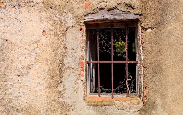 Fenêtre en ruine