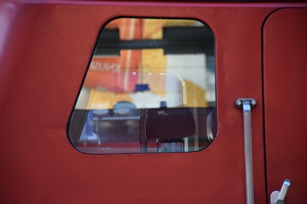 Photo fenêtre de train rouge avec réflexion