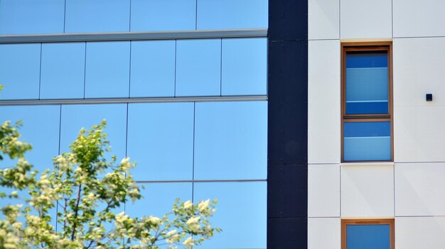 une fenêtre en verre bleu sur un bâtiment