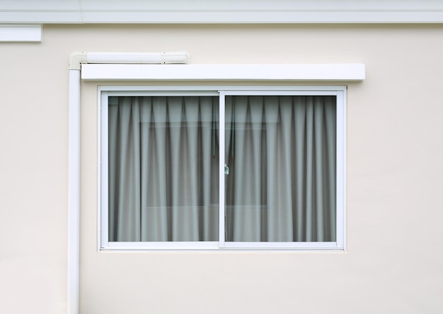 Fenêtre en verre à l'extérieur d'une nouvelle maison